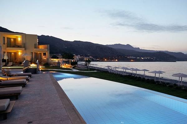 Außenbereich des Giannoulis Grand Bay Beach Resorts bei Einbruch der Dunkelheit