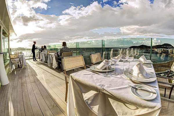 Terrasse des Bull Hotel Reina Isabel & Spa mit Blick auf das Meer