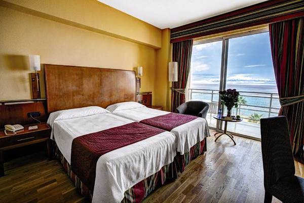 Zimmer im Bull Hotel Reina Isabel & Spa mit Blick auf das Meer.