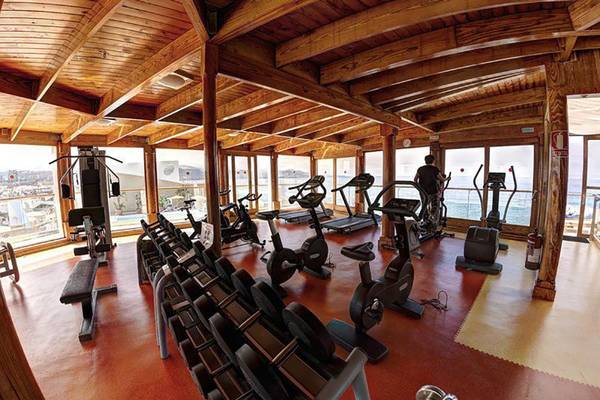Fitnessstudio im Bull Hotel Reina Isabel & Spa mit Blick auf das Meer.