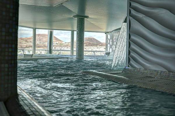 Innenpool des Bull Hotel Reina Isabel & Spa mit Aussicht auf die Stadt und Berge
