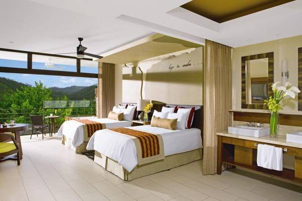 Zimmer mit zwei Doppelbetten, Terrasse und Bergaussicht im Dreams Las Mareas Costa Rica