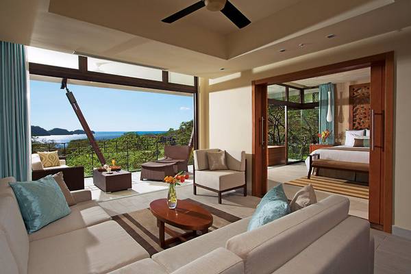 Suite mit Meerblick im Dreams Las Mareas Costa Rica mit Wohnzimmer, Schlafzimmer und Terrasse.