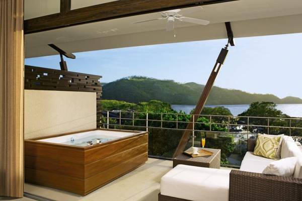 Balkon mit Whirlpool und Meerblick im Dreams Las Mareas Costa Rica