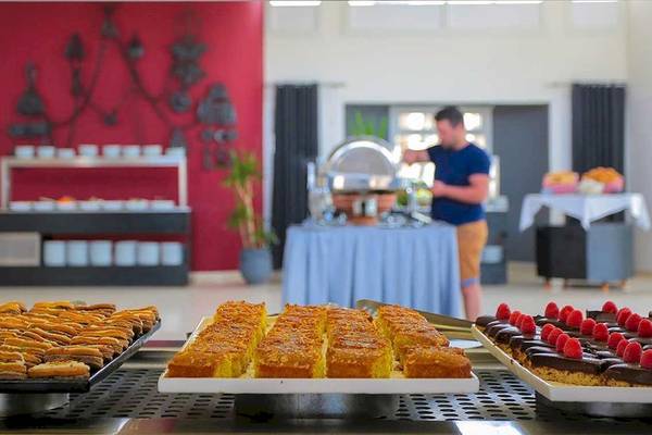 Buffet mit verschiedenen Gerichten im Allegro Agadir Hotel, darunter Kuchen und Desserts.