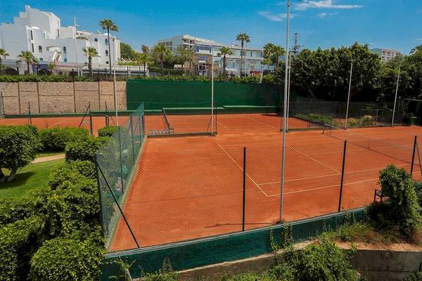 Tennisplatz des Allegro Agadir Hotels mit Blick auf das Gelände und Gebäude.