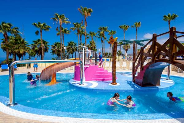 Kinderpool im Tagoro Family & Fun Costa Adeje mit Wasserrutsche und Brücke