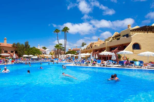 Außenpool im Tagoro Family & Fun Costa Adeje Hotel mit vielen Gästen.