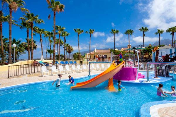 Kinder spielen im Wasserspielplatz des Tagoro Family & Fun Costa Adeje Hotels.