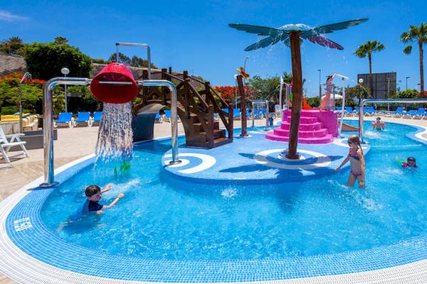 Kinderpool im Tagoro Family & Fun Costa Adeje Hotel mit Wasserrutsche und Spielplatz