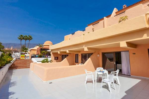 Terrasse des Tagoro Family & Fun Costa Adeje Hotels mit Tisch und Stühlen.