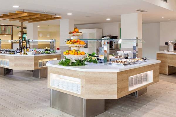 Buffetbereich im Tagoro Family & Fun Costa Adeje Hotel mit verschiedenen Gerichten und Früchten.