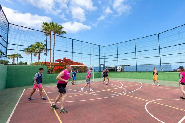 Tennisplatz im Freien im Tagoro Family & Fun Costa Adeje Hotel mit mehreren Spielern.