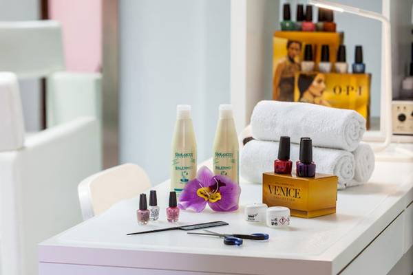 Tagoro Family & Fun Costa Adeje Beauty Salon mit Kosmetikartikeln und Handtüchern.