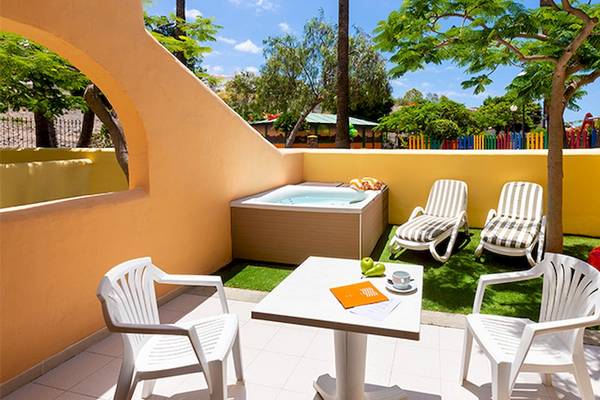 Tagoro Family & Fun Costa Adeje Hotel Terrasse mit Jacuzzi, Liegestühlen und Garten