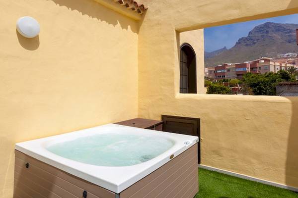 Whirlpool auf dem Balkon des Tagoro Family & Fun Costa Adeje Hotels mit Blick auf die Stadt und Berge