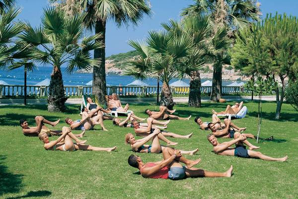 Gäste des Tusan Beach Resorts trainieren im Freien am Pool.