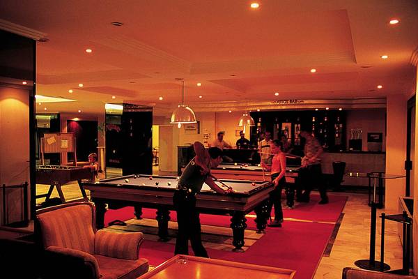 Menschen spielen Billard im Tusan Beach Resort Hotel.