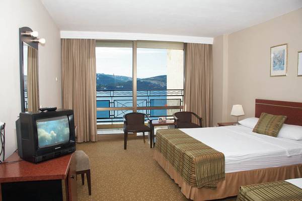 Hotelzimmer im Tusan Beach Resort mit Meerblick, Fernseher und Balkon