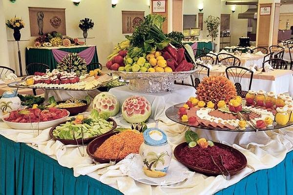Buffettisch im Tusan Beach Resort mit verschiedenen Früchten und Gemüsen.