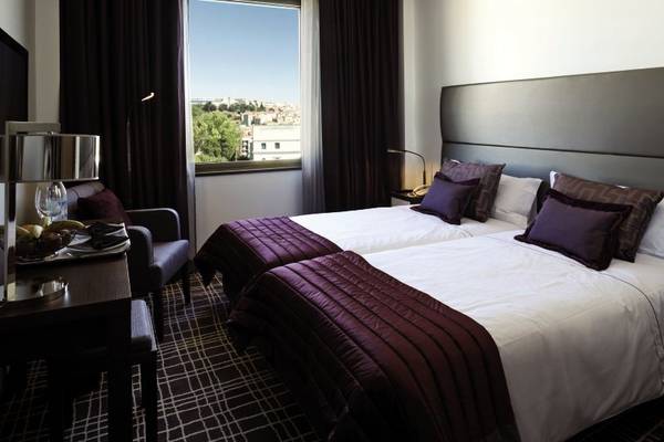 Doppelbett-Zimmer im Neya Lisboa Hotel mit Blick auf die Stadt.