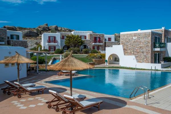 Außenpool des Naxos Palace Hotels mit Sonnenschirmen und Liegestühlen