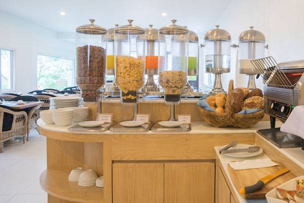 Frühstücksbuffet im Ocean Breeze Resort Khao Lak mit verschiedenen Brotsorten, Gebäck und Cerealien.