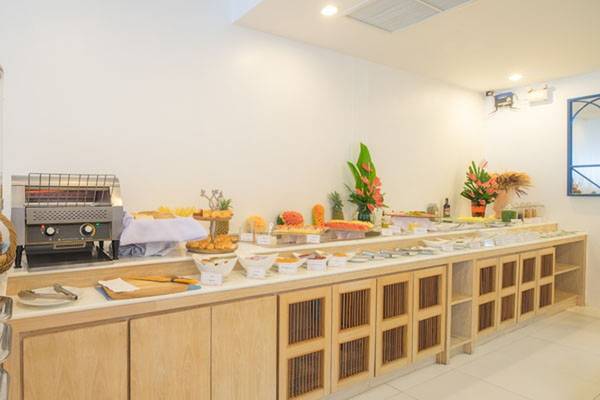 Fruehstucksbuffet im Ocean Breeze Resort Khao Lak mit verschiedenen Speisen und Dekoration.