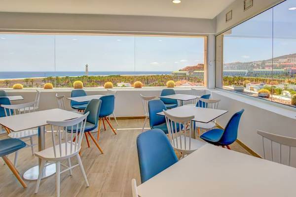 Innenansicht des Restaurants im SBH Maxorata Resort mit Blick auf den Ozean.