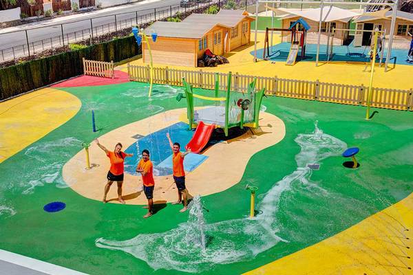 Foto von drei Mitarbeitern des SBH Maxorata Resorts am Wasserspielplatz für Kinder