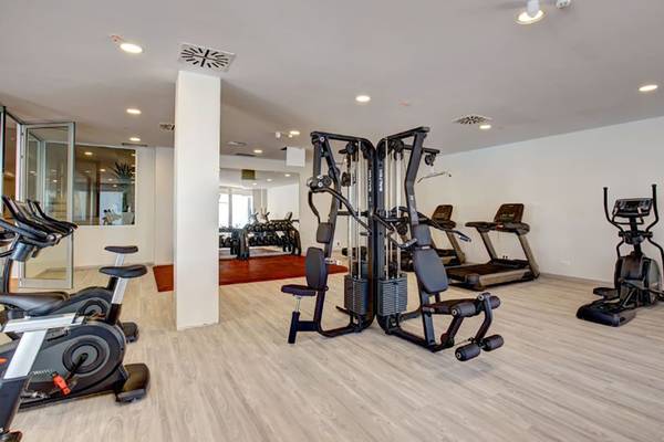 Fitnesscenter im SBH Maxorata Resort mit verschiedenen Trainingsgeräten.