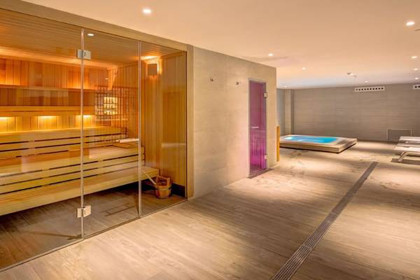 Saunabereich im SBH Maxorata Resort mit Holzsauna und beleuchtetem Pool.