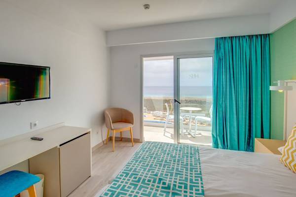 SBH Maxorata Resort Zimmer mit Meerblick, Fernseher und Balkon