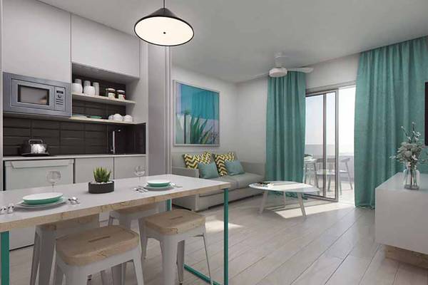 Innendesign eines Zimmers im SBH Maxorata Resort mit Küche, Esstisch und Wohnzimmer