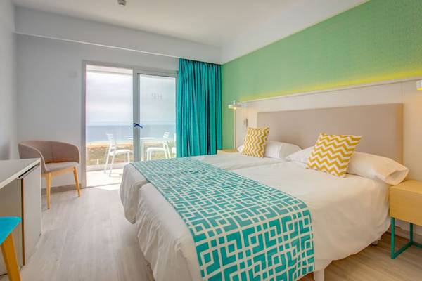 Doppelzimmer im SBH Maxorata Resort mit Meerblick, heller Einrichtung und grünen Wänden.