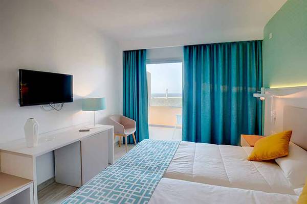 Doppelzimmer im SBH Maxorata Resort mit Blick auf den Balkon und Meer