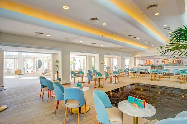 Innenbereich des SBH Maxorata Resort mit vielen blauen Stühlen und Tischen.