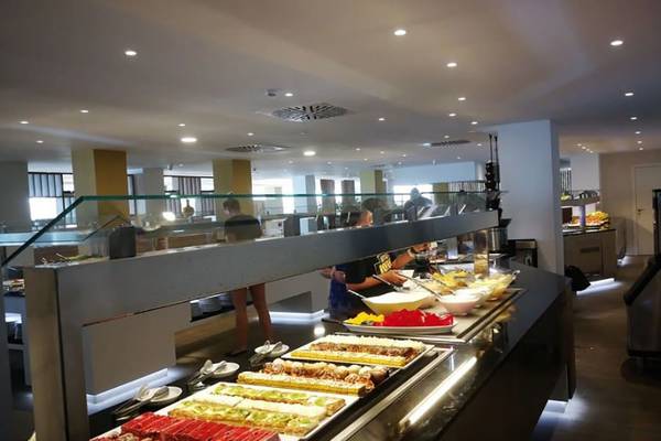 Buffet-Tisch im SBH Maxorata Resort mit verschiedenen Speisen.