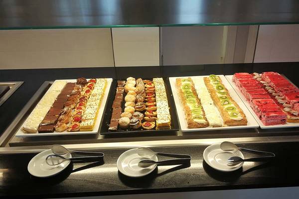 Buffet mit diversen Süßigkeiten im SBH Maxorata Resort, darunter Kuchen, Pralinen und Desserts.