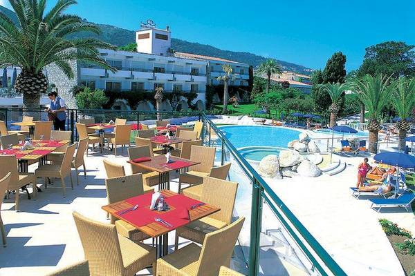 Außenterrasse des Aldiana Club Rocca Nettuno Calabria mit Tisch, Stühlen und Pool
