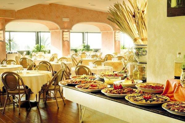 Buffet im Restaurant des Aldiana Club Rocca Nettuno Calabria mit vielen Gerichten