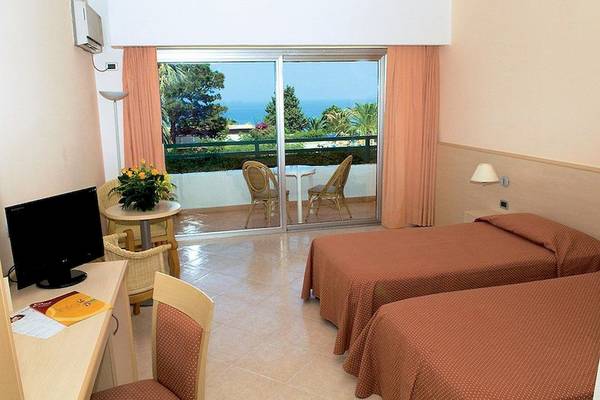 Doppelzimmer mit Balkon im Aldiana Club Rocca Nettuno Calabria mit Meerblick.