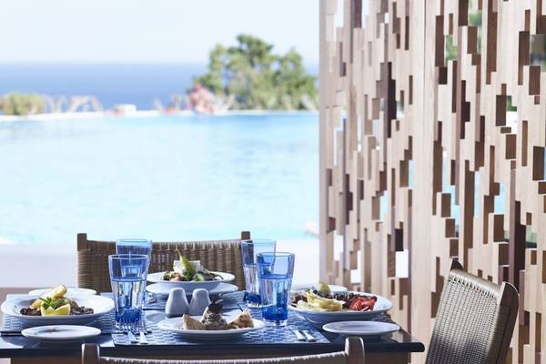 Tisch auf der Terrasse des Mitsis Rodos Village Beach Hotel mit Blick auf das Meer