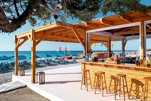 Strandbar des Mitsis Rodos Village Beach Hotel mit Blick auf das Meer und Sonnenschirme