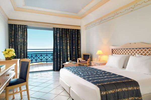 Zimmer im Mitsis Rodos Village Beach Hotel & Spa mit Blick auf das Meer von einem Balkon
