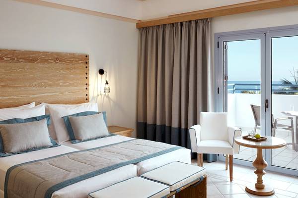 Schlafzimmer im Mitsis Rodos Village Beach Hotel mit Blick auf das Meer.