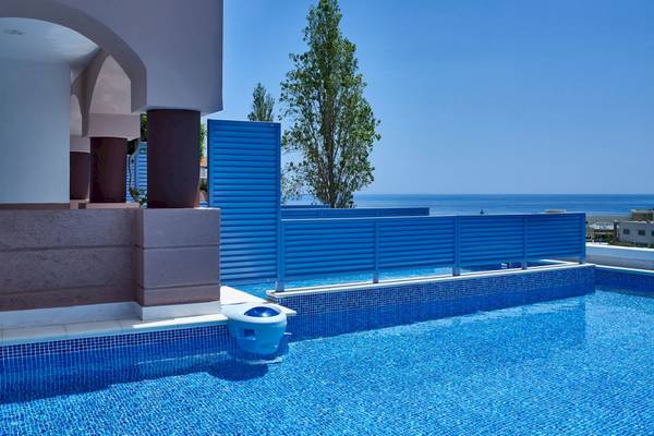 Pool des Mitsis Rodos Village Beach Hotel mit Blick auf das Meer