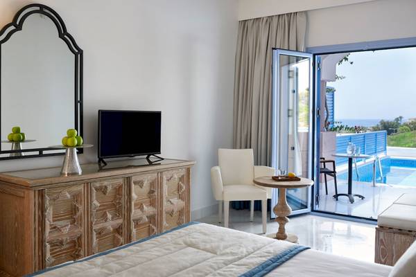 Suite-Zimmer im Mitsis Rodos Village Beach Hotel mit offenem Balkon und Poolblick