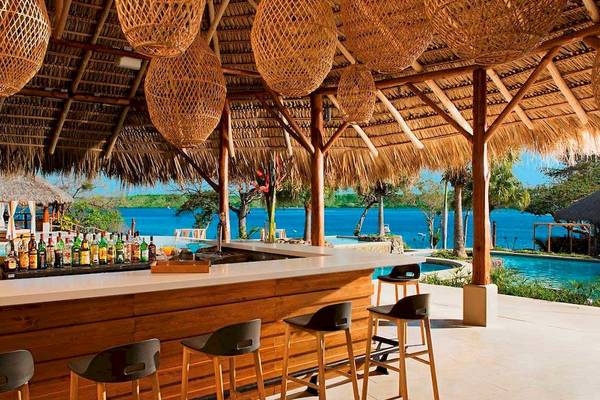 Bar im Secrets Papagayo Costa Rica mit Blick auf den Pool und das Meer