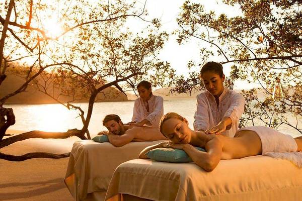 Massage am Strand im Secrets Papagayo Costa Rica mit Blick auf das Meer